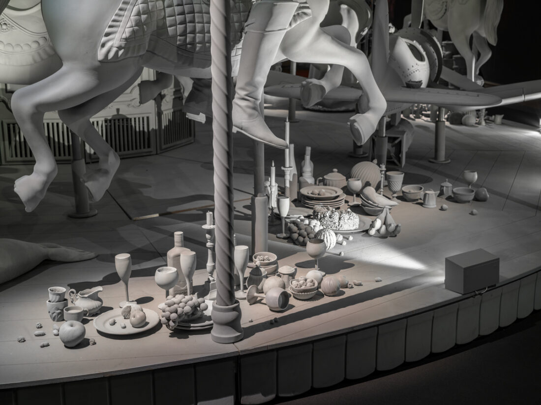 Hans Op de Beeck, Danse Macabre: particolare della giostra monocroma grigia con resti di un banchetto, installazione alla Tenuta Dello Scompiglio