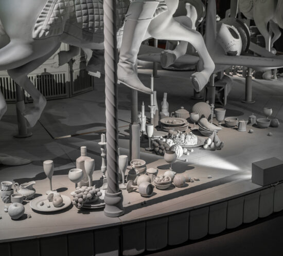 Hans Op de Beeck, Danse Macabre: particolare della giostra monocroma grigia con resti di un banchetto, installazione alla Tenuta Dello Scompiglio