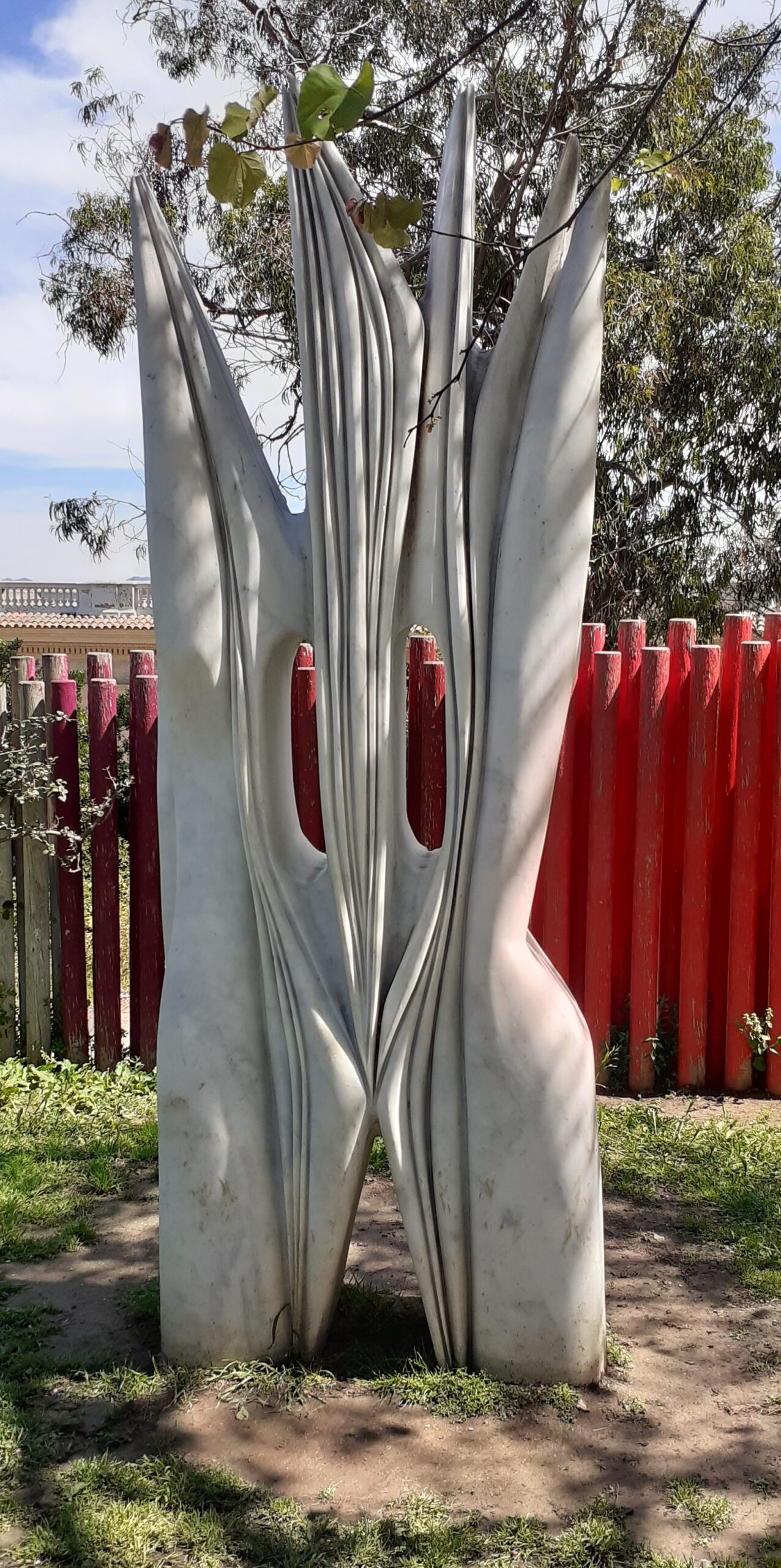 Pablo Atchugarry, Ascensión: scultura verticale in marmo bianco con lamelle sottili, in un giardino