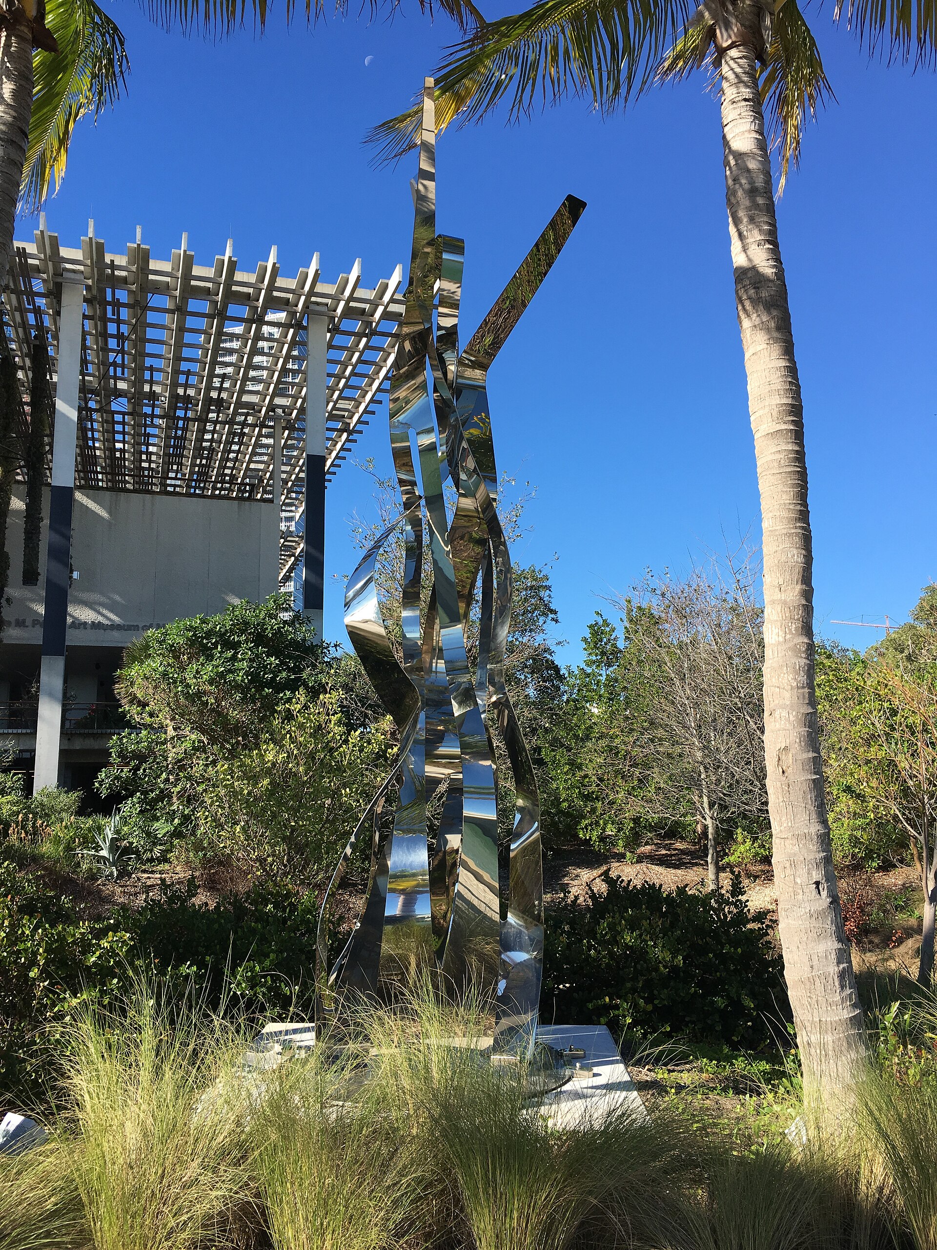 Pablo Atchugarry, Endless Evolution: alta scultura in acciaio inossidabile tra le palme davanti al Pérez Art Museum di Miami