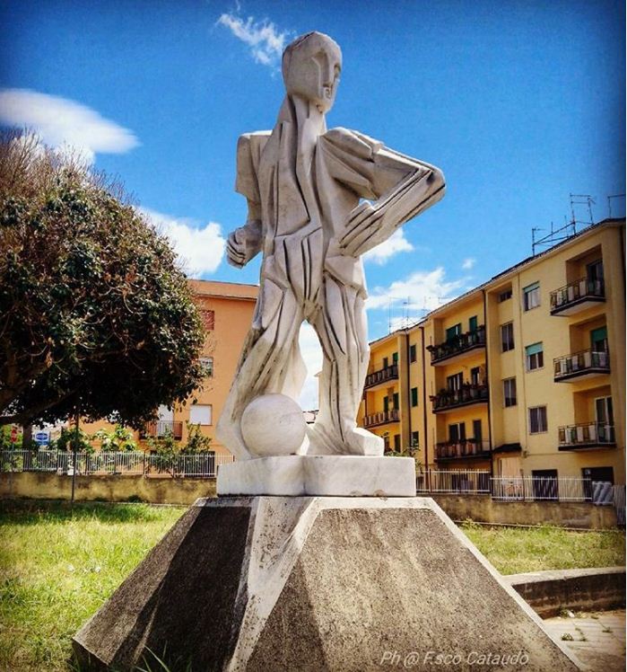 Pablo Atchugarry, Il calciatore: figura in marmo di Carrara con pallone su un basamento davanti allo stadio di Lamezia Terme