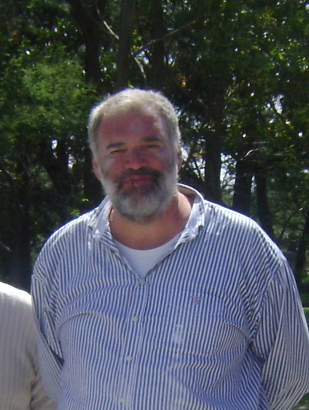 Ritratto dello scultore Pablo Atchugarry all'aperto, con camicia a righe